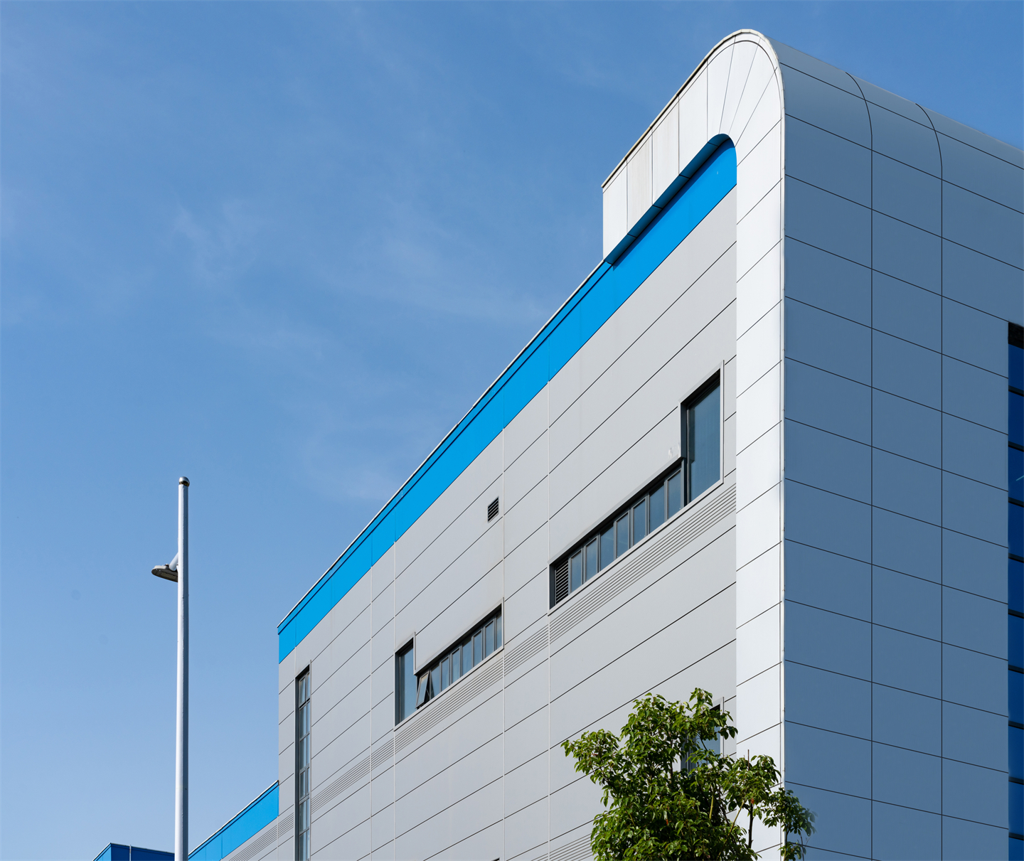 大體量建筑金屬外圍護(hù)綠色解決方案,助力構(gòu)建新能源超級(jí)工廠(圖9) 大體量建筑金屬外圍護(hù)綠色解決方案,助力構(gòu)建新能源超級(jí)工廠(圖9)