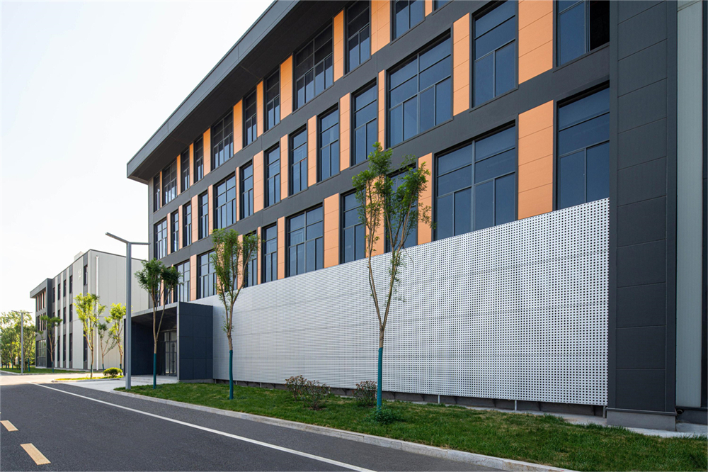 巖棉夾芯板在產業園中的應用(圖2)