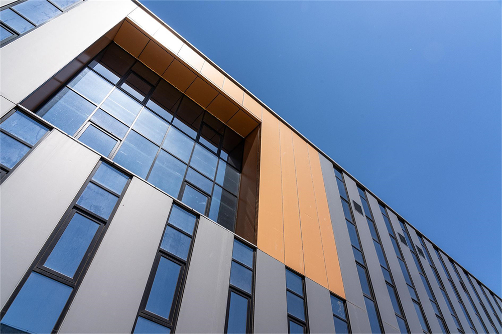 巖棉夾芯板在產業園中的應用(圖16)